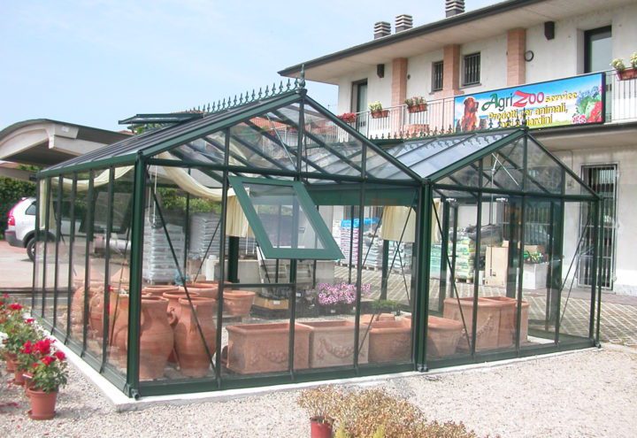 De Helios Twin H63 wordt aangeboden met een vaste breedte maat van 2 x 310cm de aangeboden dieptemaat is 310 cm. De twin ie echter in de diepte aan te passen met stappen van 74cm tot een maximum van 6 meter.